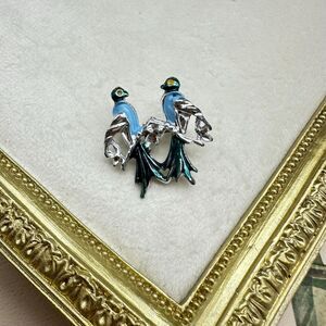 Vintage Two Love Birds Pair of Birds Brooch Pin In Enamel
